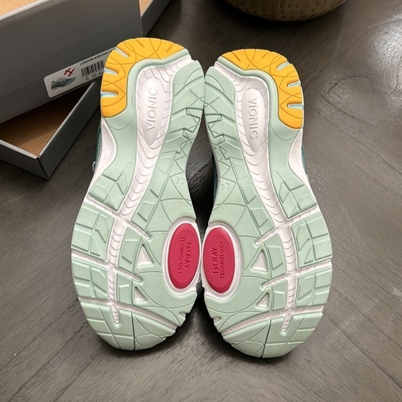 Vionic | Wasabi & Mint London Sneaker - Women - Picture 3 of 14